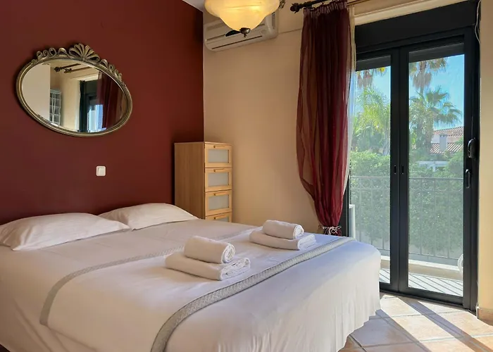 Luxury Seaside In Featuring Pool Tatil Evi