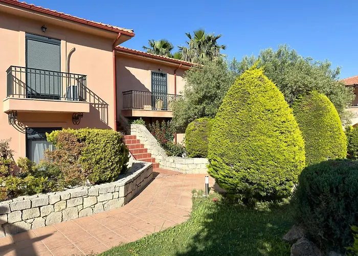 Luxury Seaside In Featuring Pool Tatil Evi