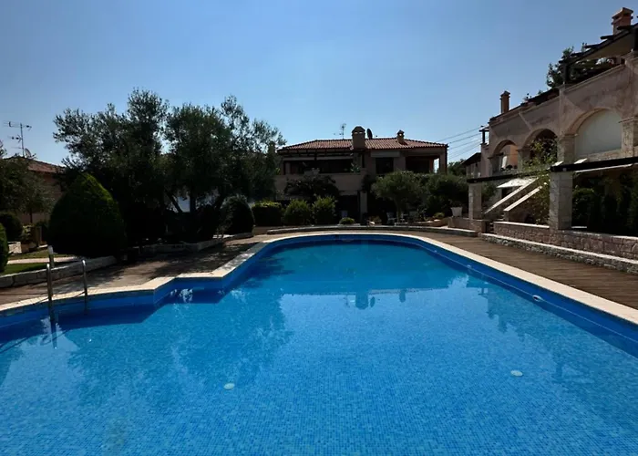 Luxury Seaside In Featuring Pool Tatil Evi Pefkochori