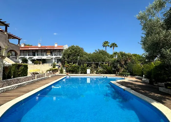 Luxury Seaside In Featuring Pool *