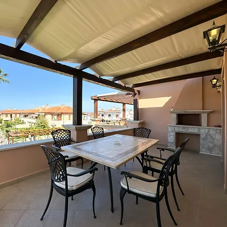 Luxury Seaside In Featuring Pool Dom wakacyjny