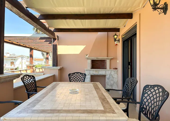 Luxury Seaside In Featuring Pool *