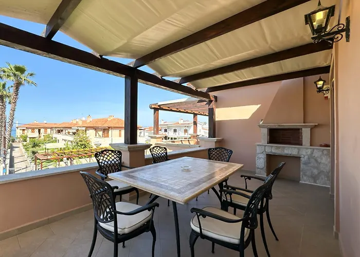 Luxury Seaside In Featuring Pool 度假居