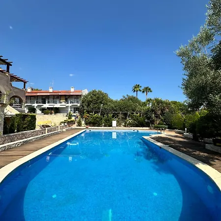 Luxury Seaside In Featuring Pool *